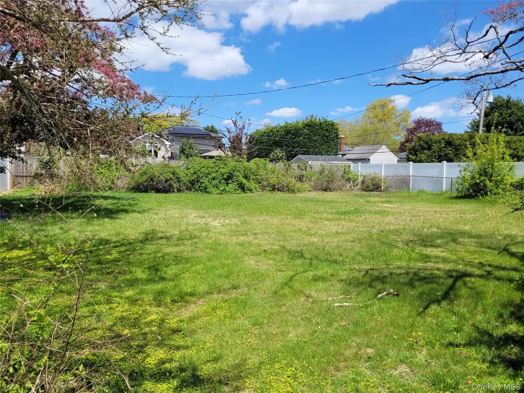 5 Thorpe Lane East Islip NY 11730