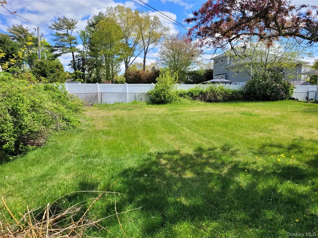 5 Thorpe Lane East Islip NY 11730