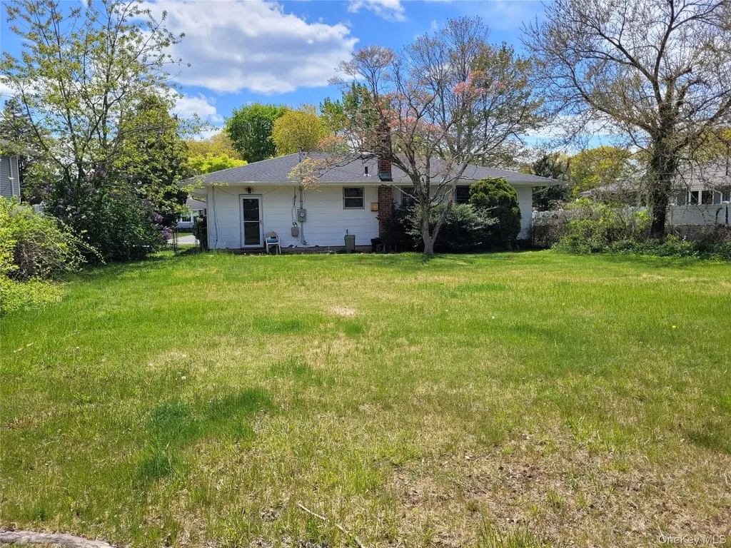 5 Thorpe Lane East Islip NY 11730