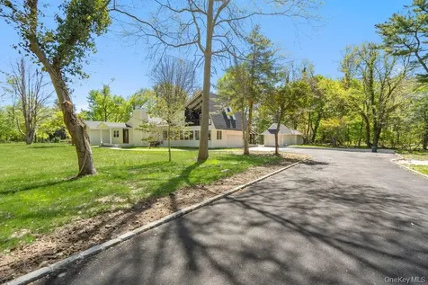 497 Woodbury Road Cold Spring Harbor NY 11724