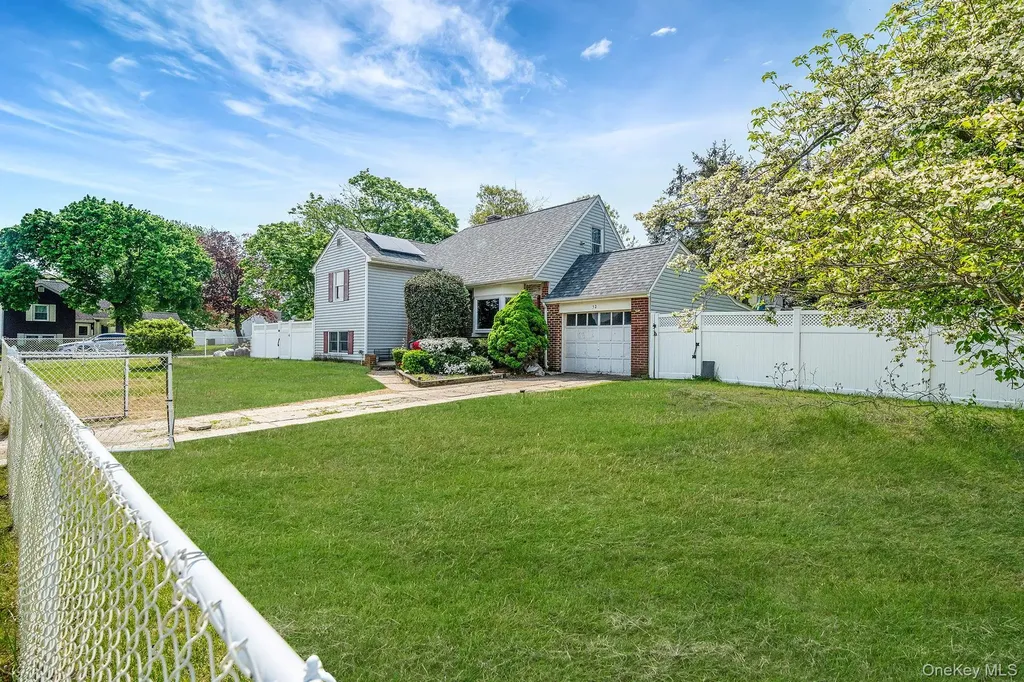 52 Garden Lane Centereach NY 11720