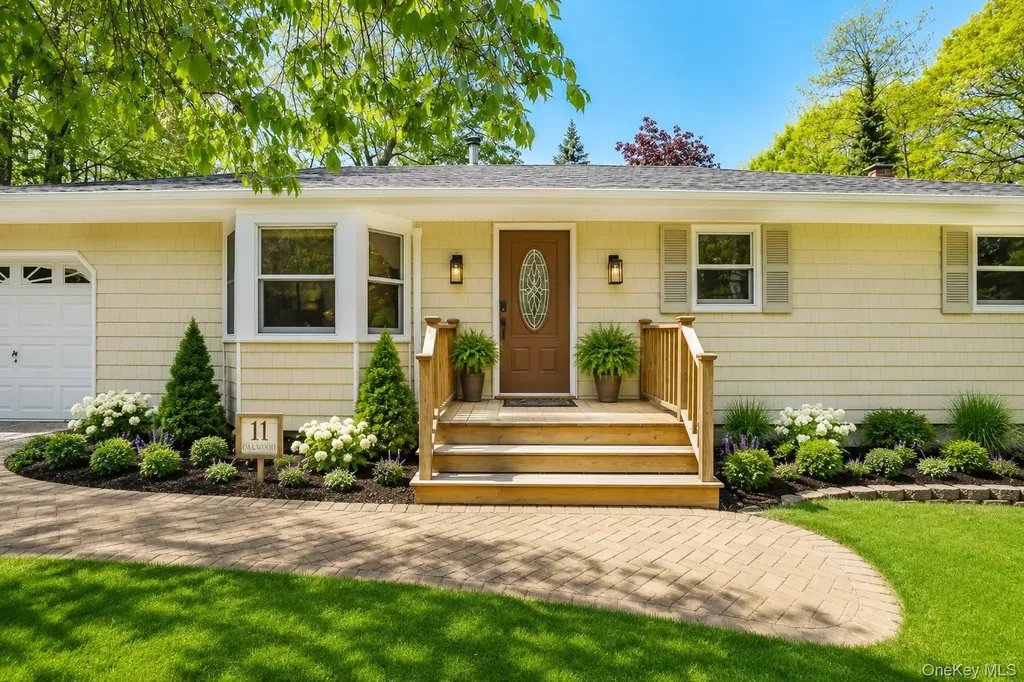 11 Oakwood Drive Wading River NY 11792