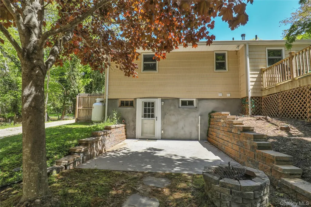 11 Oakwood Drive Wading River NY 11792