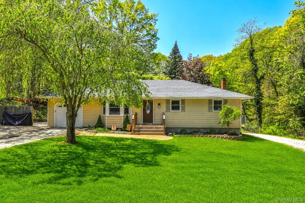 11 Oakwood Drive Wading River NY 11792