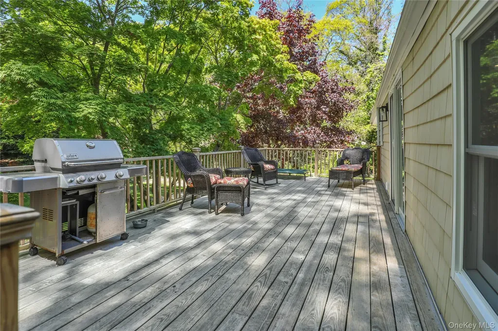 11 Oakwood Drive Wading River NY 11792
