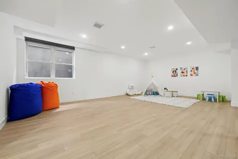 152 Lee Road Scarsdale NY 10583
