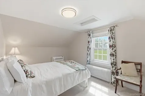11 Greenport Parkway Hudson NY 12534