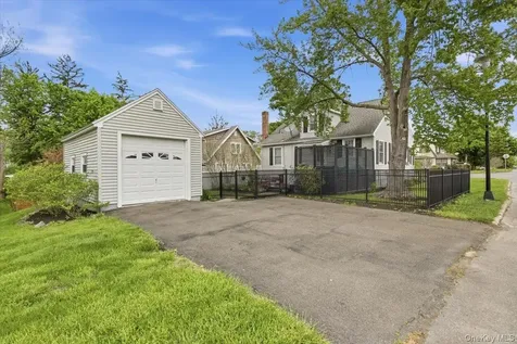 11 Greenport Parkway Hudson NY 12534