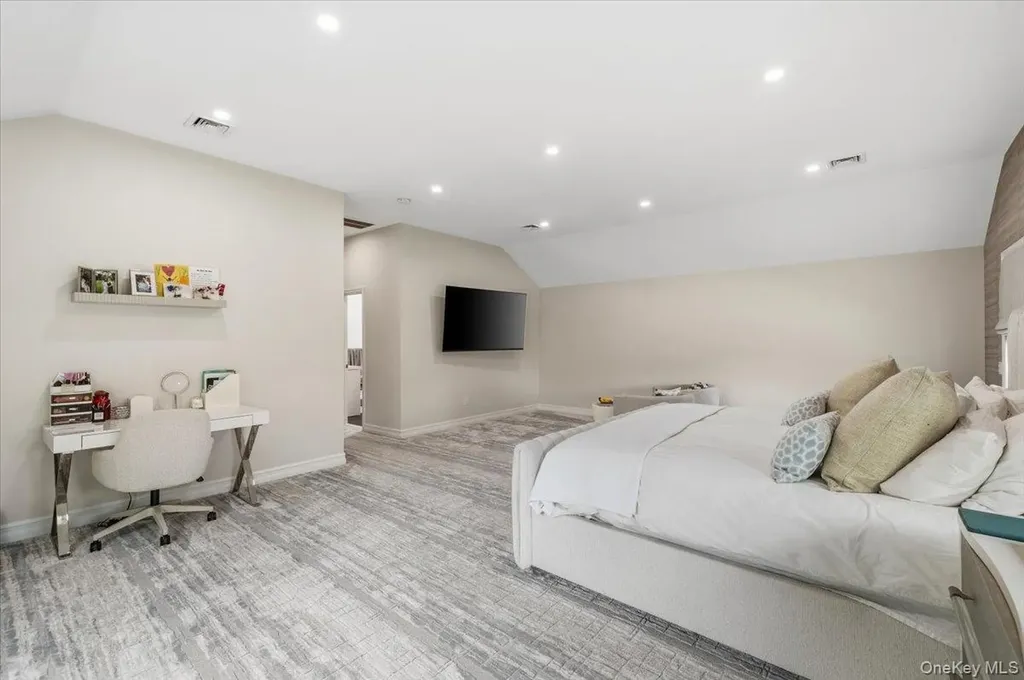 83 Joyce Lane Woodbury NY 11797