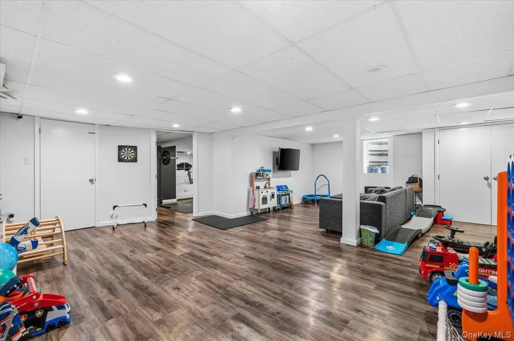 83 Joyce Lane Woodbury NY 11797