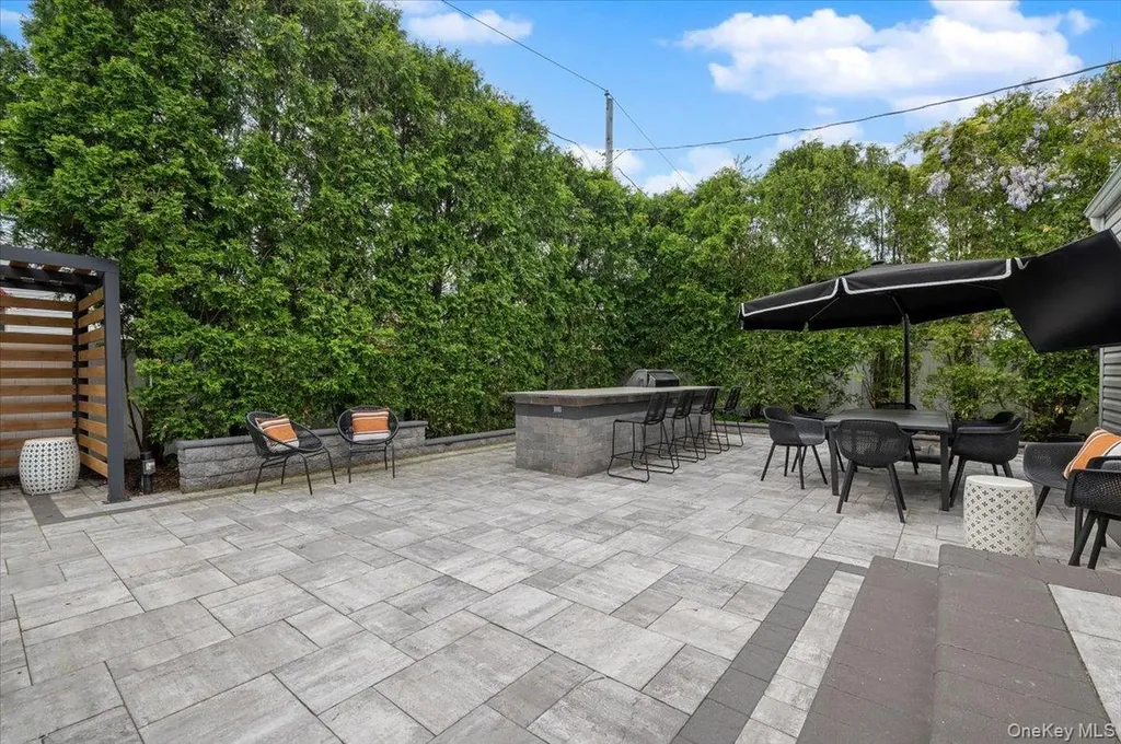 83 Joyce Lane Woodbury NY 11797
