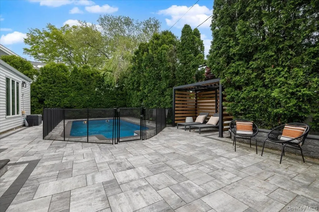 83 Joyce Lane Woodbury NY 11797