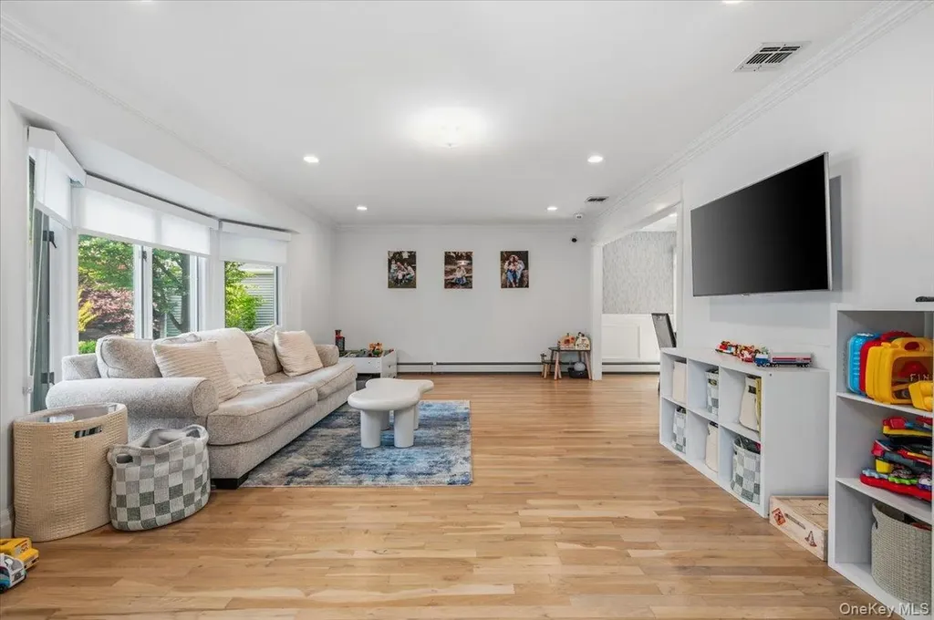83 Joyce Lane Woodbury NY 11797