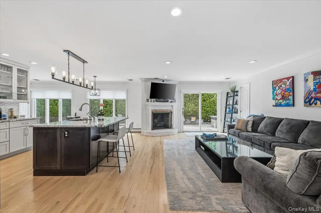 83 Joyce Lane Woodbury NY 11797
