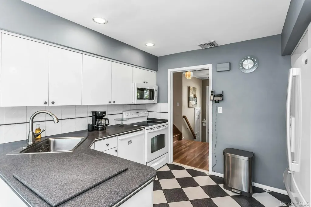 9 Avondale Road Plainview NY 11803