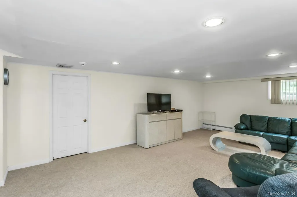 9 Avondale Road Plainview NY 11803
