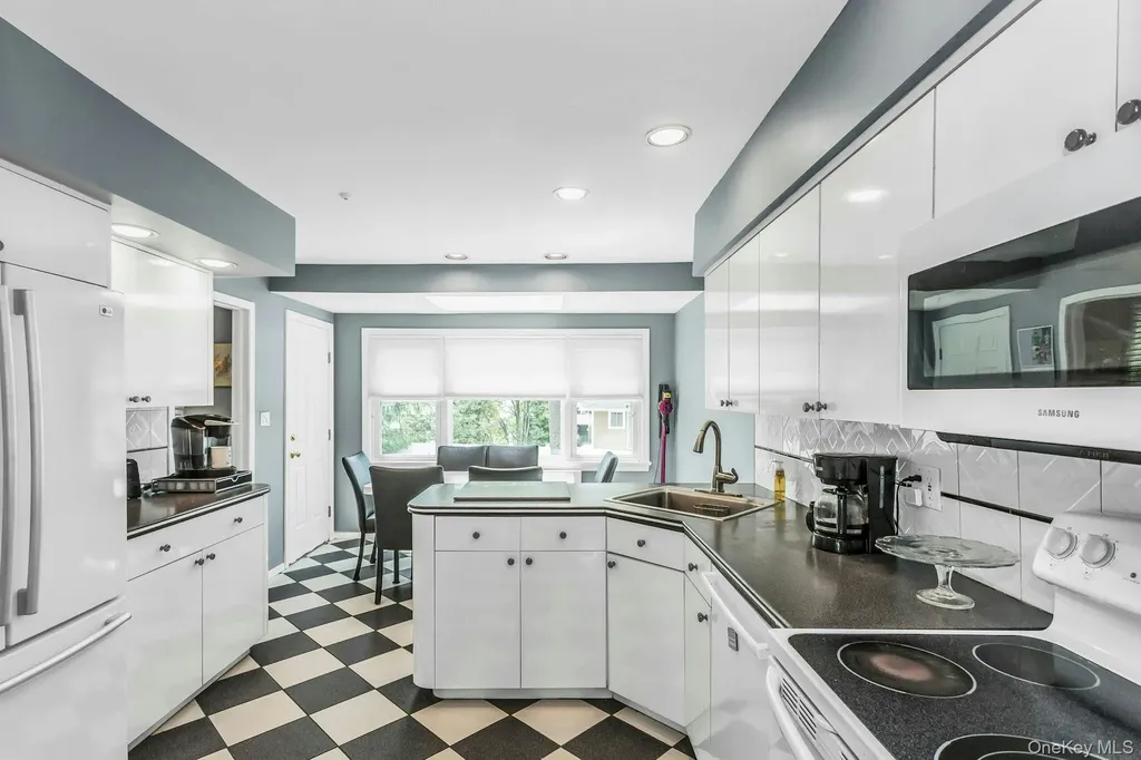 9 Avondale Road Plainview NY 11803