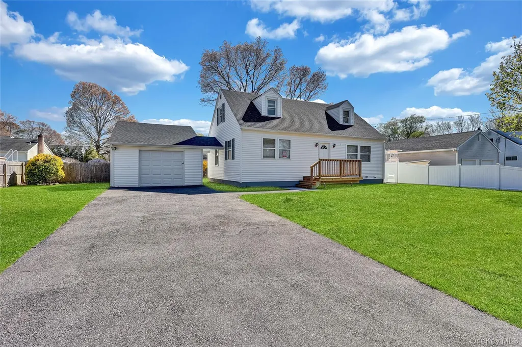 46 Rockledge Drive Shirley NY 11967