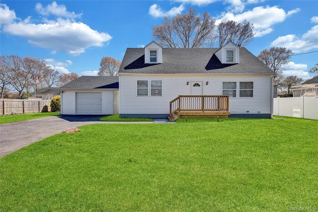 46 Rockledge Drive Shirley NY 11967