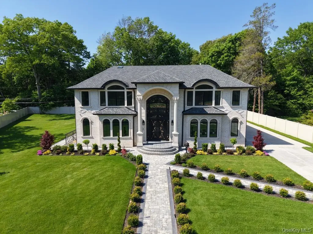 33 Parkway Drive Roslyn Heights NY 11577