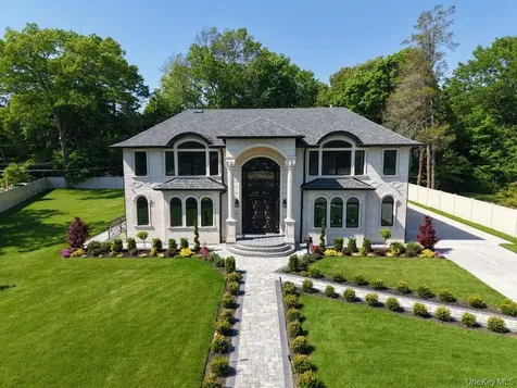 33 Parkway Drive Roslyn Heights NY 11577