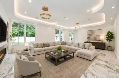 33 Parkway Drive Roslyn Heights NY 11577