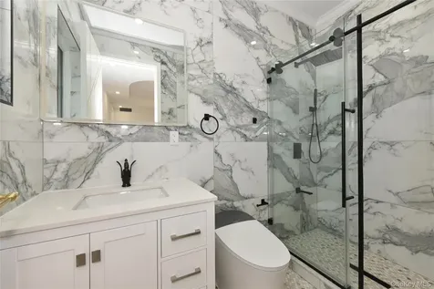 33 Parkway Drive Roslyn Heights NY 11577