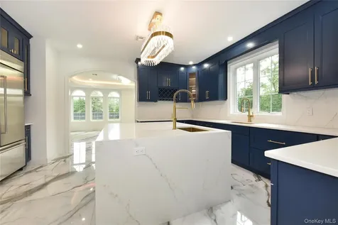 33 Parkway Drive Roslyn Heights NY 11577
