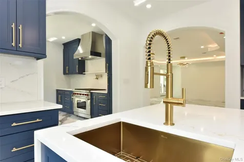 33 Parkway Drive Roslyn Heights NY 11577