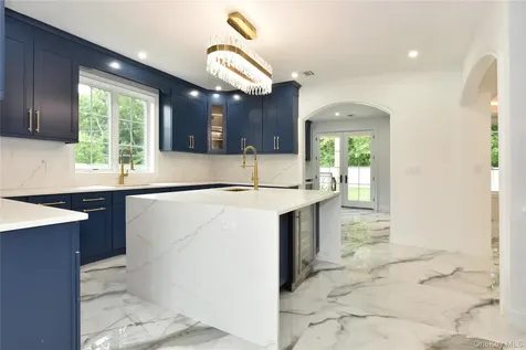 33 Parkway Drive Roslyn Heights NY 11577