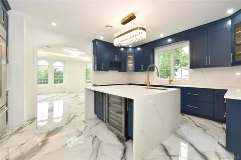 33 Parkway Drive Roslyn Heights NY 11577