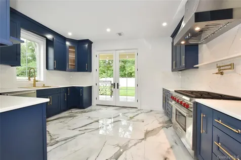 33 Parkway Drive Roslyn Heights NY 11577