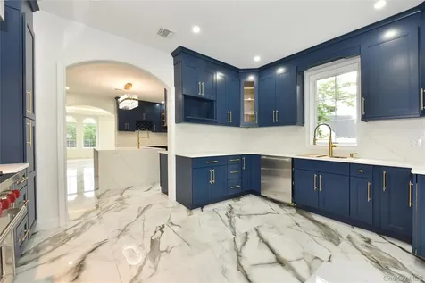 33 Parkway Drive Roslyn Heights NY 11577