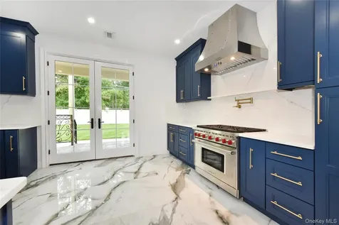33 Parkway Drive Roslyn Heights NY 11577
