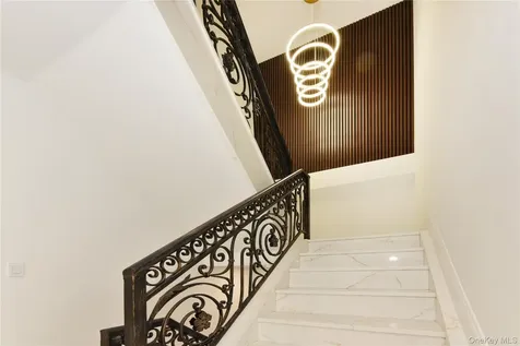 33 Parkway Drive Roslyn Heights NY 11577
