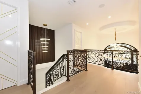 33 Parkway Drive Roslyn Heights NY 11577