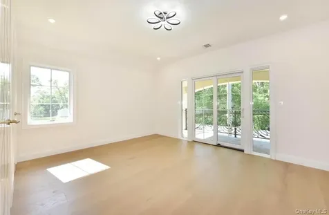 33 Parkway Drive Roslyn Heights NY 11577