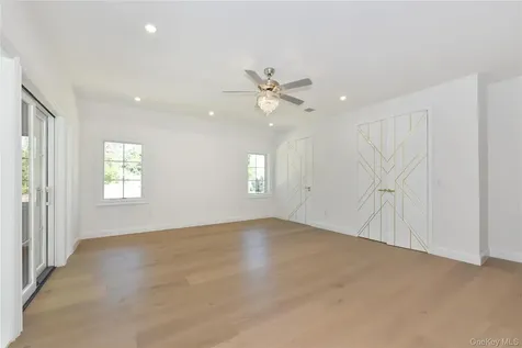 33 Parkway Drive Roslyn Heights NY 11577
