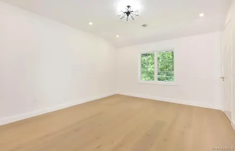 33 Parkway Drive Roslyn Heights NY 11577