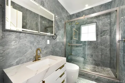 33 Parkway Drive Roslyn Heights NY 11577