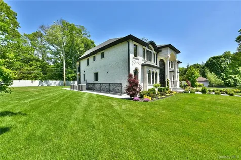 33 Parkway Drive Roslyn Heights NY 11577