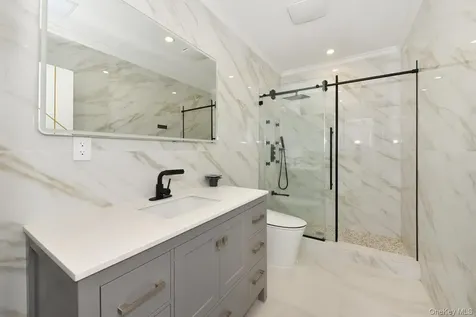 33 Parkway Drive Roslyn Heights NY 11577
