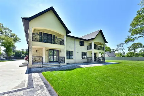 33 Parkway Drive Roslyn Heights NY 11577