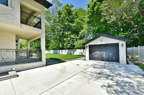 33 Parkway Drive Roslyn Heights NY 11577