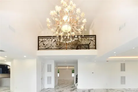 33 Parkway Drive Roslyn Heights NY 11577