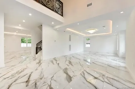 33 Parkway Drive Roslyn Heights NY 11577