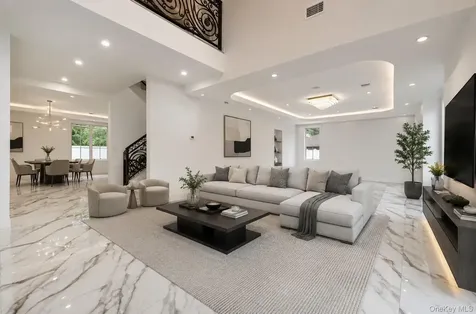 33 Parkway Drive Roslyn Heights NY 11577