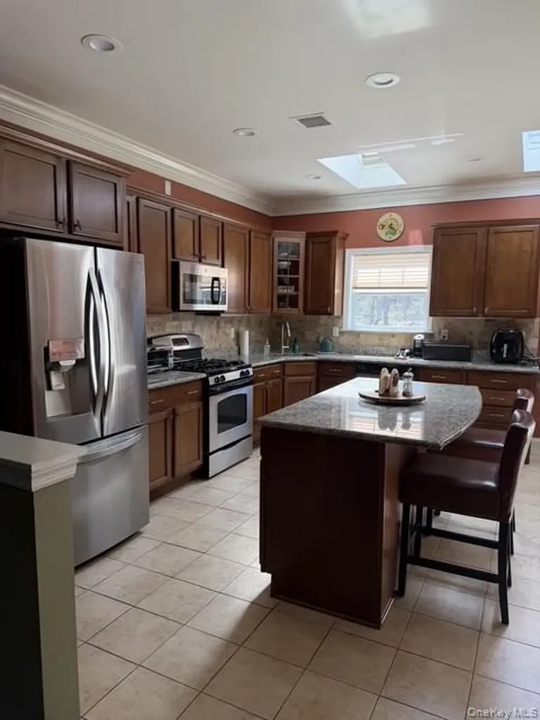 47 Stoneleigh Drive Riverhead NY 11901
