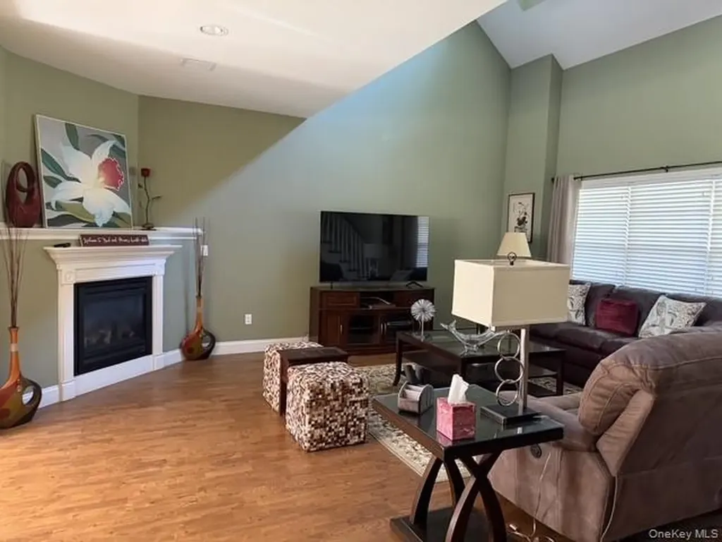 47 Stoneleigh Drive Riverhead NY 11901