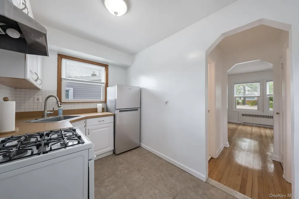 82 Nottingham Avenue Valley Stream NY 11580
